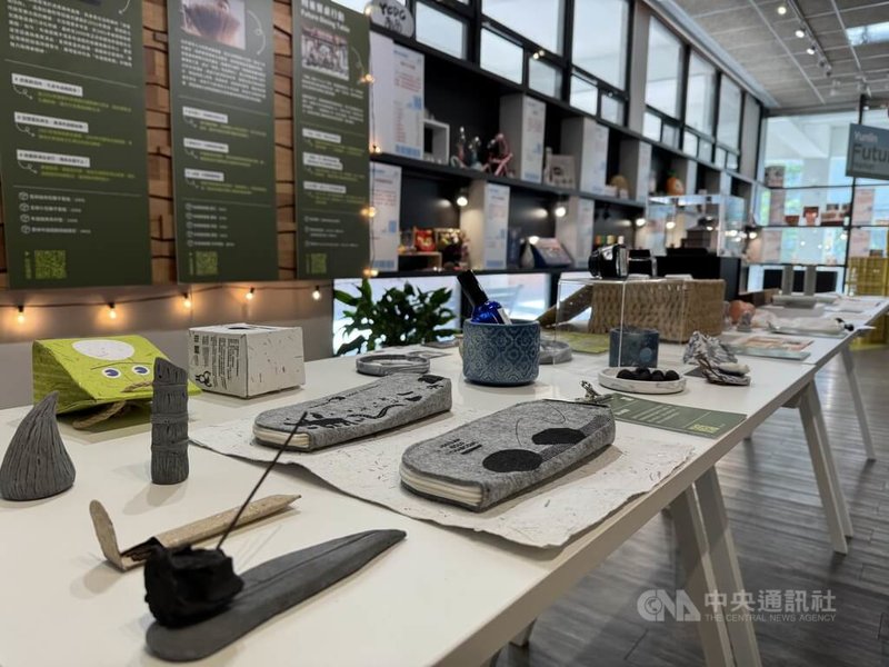 雲林縣文化觀光處主辦「雲林未來超市」5日開展,集結79個品牌進駐,分4主題展出,首度導入全新上線雲端購物系統,打造虛實整合便利選物體驗,呈現雲林面向未來生活提案。中央社記者姜宜菁攝 114年9月5日