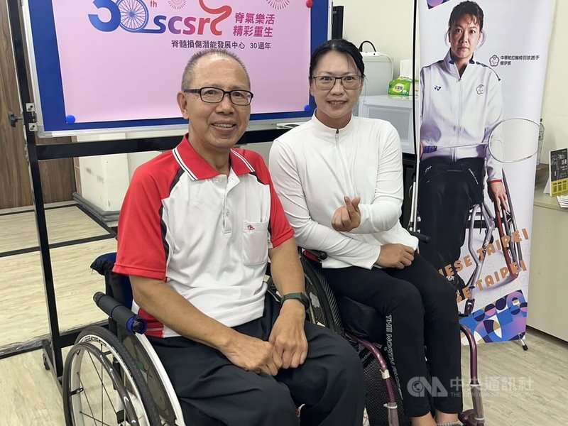 帕運羽球選手楊伊宸(右)5日出席「脊髓損傷潛能發展中心」高雄辦事處活動,與財團法人脊髓損傷社會福利基金會董事長林進興(左)接受媒體聯訪,盼協助更多人走出傷痛,活得精彩。中央社記者林巧璉攝 114年9月5日