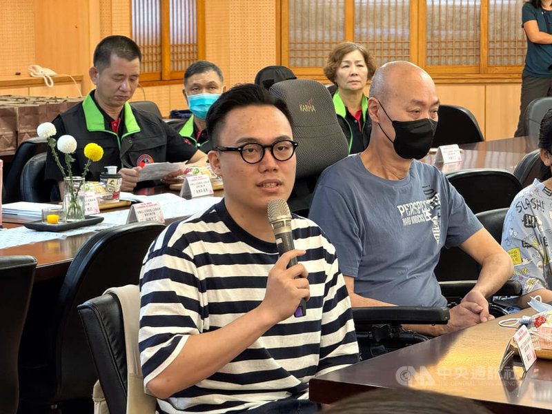 慈濟科大護理系(現為慈濟大學)學生曾洺哲(持麥克風者)因車禍傷到脊椎,一度無法行走,經過1年半治療及復健,現在已可以拄拐杖走路,也到醫院擔任個管師,以自身經驗鼓勵脊損病友再次站起來。中央社記者張祈攝 114年9月5日