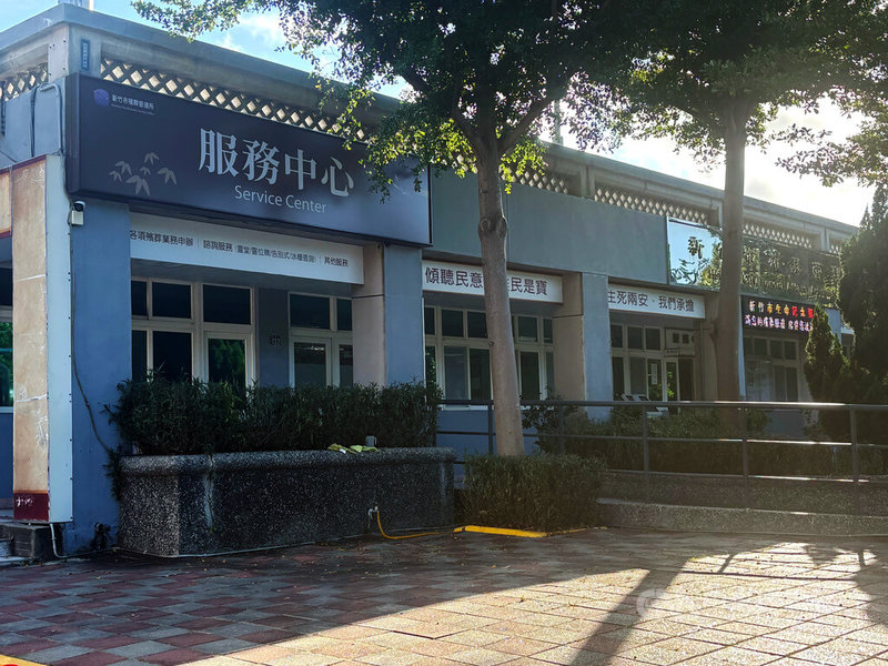 新竹市殯儀館5日疑業者發生作業疏失,誤將預訂下午火化的遺體提前火化。竹市府表示,外包業者未依程序確認身分,將釐清責任歸屬,依規嚴正處分。圖為新竹市殯葬管理所外觀。中央社記者魯鋼駿攝 114年9月5日