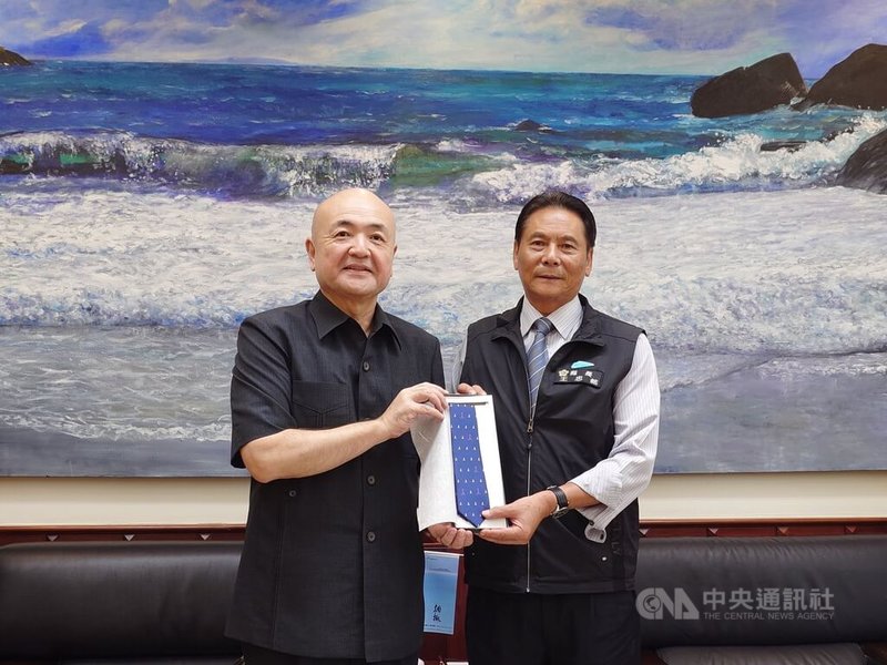日本台灣交流協會台北事務所代表片山和之(左)5日訪問馬祖,到連江縣政府拜會縣長王忠銘(右),會晤交流後並互贈紀念品。中央社記者潘欣彤攝 114年9月5日