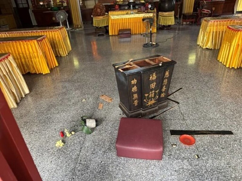 倪姓男子到台中市西區某寺廟,前後進出廟內8次鞠躬拜佛、營造「虔誠信徒」假象後,破壞功德箱竊取香油錢逃逸,檢方偵辦後日前依加重竊盜等罪嫌起訴。(翻攝照片)中央社記者蘇木春傳真 114年9月5日
