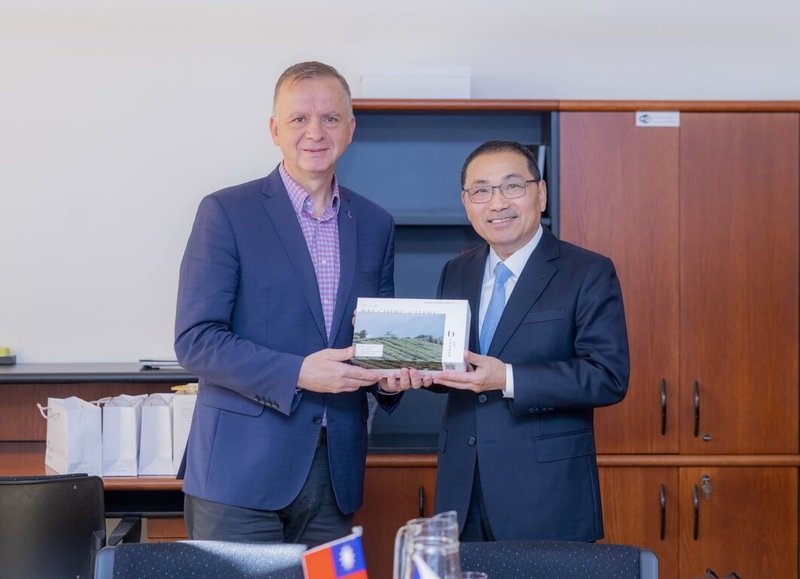 新北市長侯友宜(右)率團訪問歐洲,拜訪捷克投資促進局(CzechInvest),盼強化雙邊產業合作。圖為侯友宜致贈捷克投促局執行長簡.米哈爾(Jan Michal)(左)新北坪林茶葉伴手禮。(新北市府新聞局提供)中央社記者黃旭昇新北傳真 114年9月5日