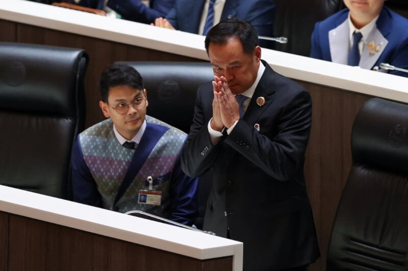 泰國前副總理阿努廷（右）5日在眾議院選舉取得過半票數，成為泰國過去2年來的第3位總理。（路透社）