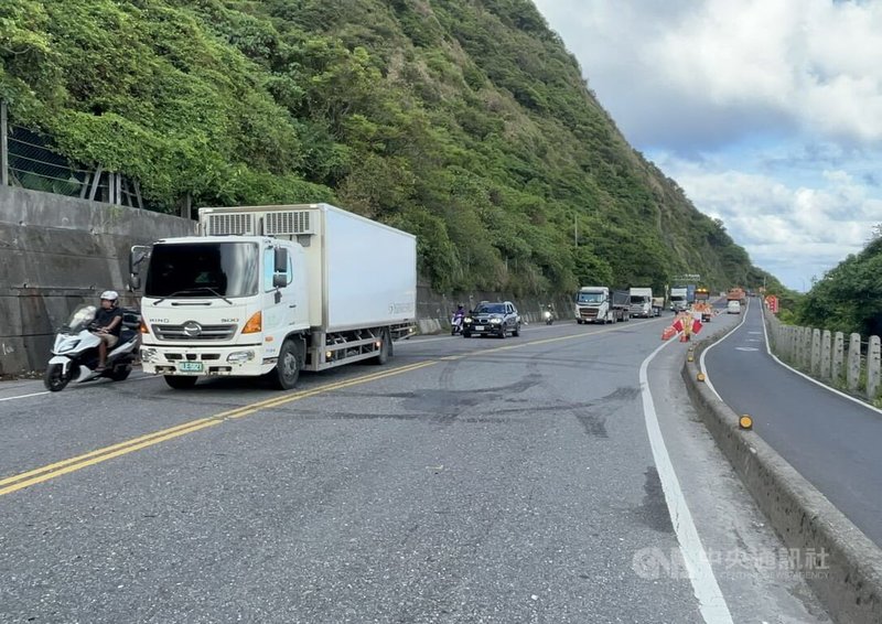 新北市貢寮區台2線113公里處5日發生重大車禍、2傷送醫,車禍更一度造成雙向道路封閉回堵7公里,下午近4時開放單線雙向通行。(翻攝畫面)中央社記者黃旭昇新北市傳真 114年9月5日