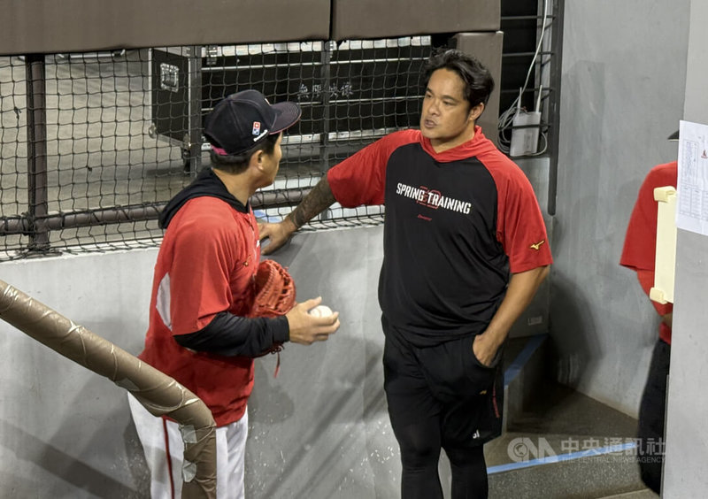 中華職棒味全龍隊43歲野手林智勝(右)引退系列賽5日起在台北大巨蛋登場,林智勝首戰將先發打5棒、守一壘。中央社記者謝靜雯攝 114年9月5日