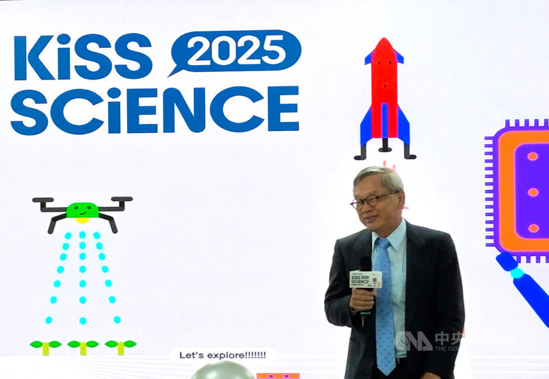 國科會主委吳誠文(圖)5日出席「2025 Kiss Science」活動宣傳記者會表示,今年開放場域增至115個,包含台積電、達明機器人、台塑、義美、旺宏電子、台電和中油等15家企業。中央社記者劉千綾攝 114年9月5日