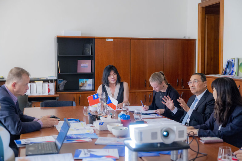 新北市長侯友宜(右2)率團訪問歐洲,拜訪捷克投資促進局(CzechInvest),盼強化產業供應鏈,並邀請捷克企業組團參訪新北,推動雙邊技術合作與投資。(新北市新聞局提供)中央社記者黃旭昇新北傳真 114年9月5日