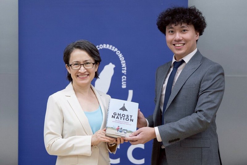 台灣外國記者會會長周浩霖(右)在一場媒體座談會中,將「幽影之國」贈與副總統蕭美琴(左),兩人手持書本合影留念。(總統府提供)中央社 114年9月5日