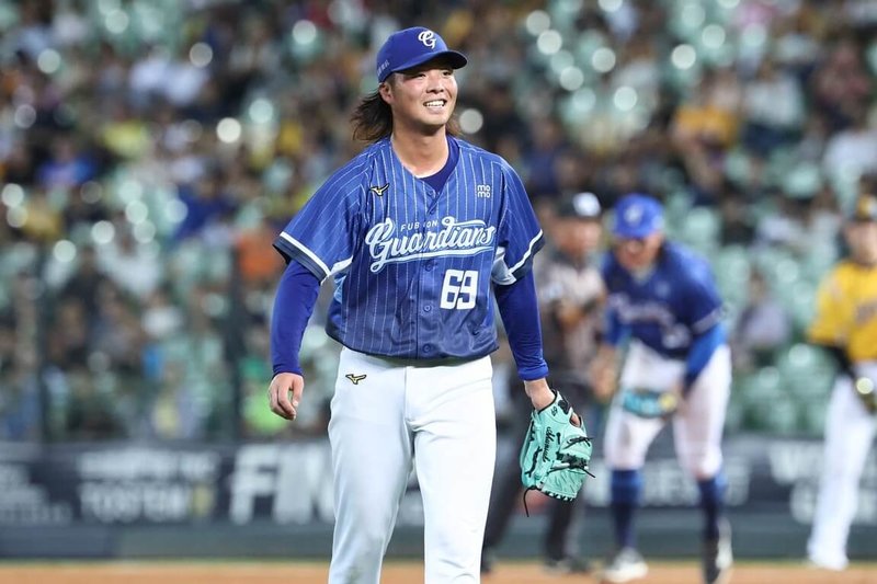 中華職棒富邦悍將隊日籍投手鈴木駿輔(圖)本季表現脫胎換骨,他5日表示,自己不但控球、球質都有成長,在場外也變得可以自己一個人出門處理所有事。(富邦悍將提供)中央社記者楊啟芳傳真 114年9月5日