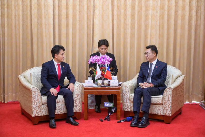 立法院副院長江啟臣（右）今天接見日本參議員滝波宏文（左），他表示，當前全球貿易情勢充滿不確定性，台日應持續在半導體、人工智慧及能源等新興領域深化合作，並發揮高度互補性。（立法院提供） 中央社記者王承中傳真 114年9月5日