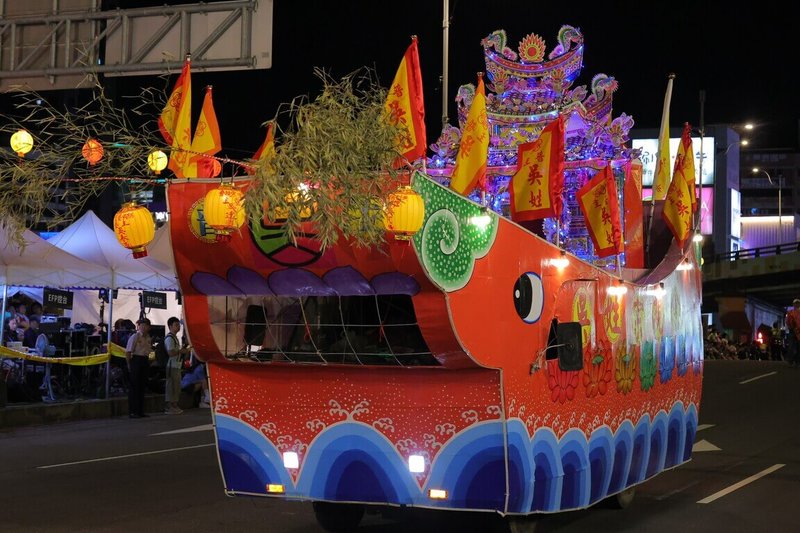 傳承171年的鷄籠中元祭5日晚間舉辦放水燈遊行，各姓氏宗親會花車繞行基隆市區，吸引大批民眾欣賞。（基隆市政府提供）中央社記者沈如峰基隆傳真  114年9月5日