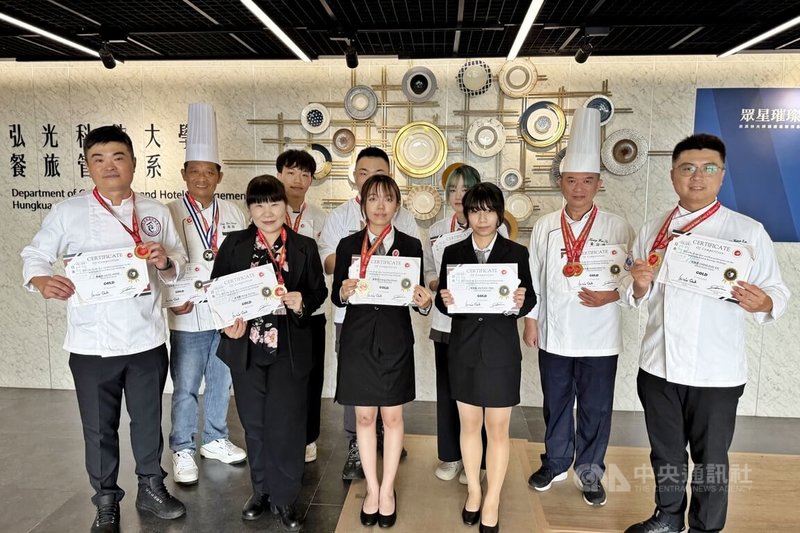 弘光科技大學師生參加「2025日本國際亞洲餐飲挑戰賽(JIAFBC)」,克服現場種種困難,奪下15面金牌。中央社記者趙麗妍攝 114年9月5日