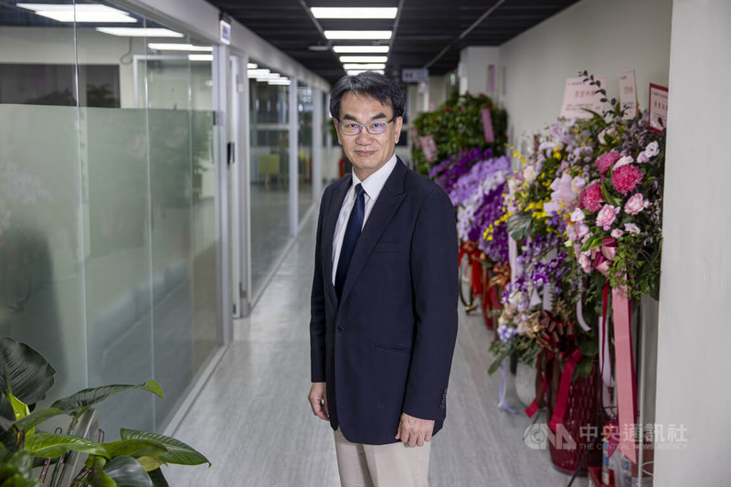 數發部長林宜敬科技人出身,多才多藝,當過作家,還曾是台大棒球隊一員。從民間闖進官場,他剖析自己好奇心強,雖然不是大膽的人,每次遇到冒險、探索的機會,即使內心害怕,仍會踏出腳步嘗試。中央社記者鄭清元攝 114年9月5日