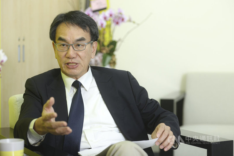 數發部長林宜敬透露,未來施政重點之一為加強數位政府建設,其中,數位憑證皮夾預計今年底將有初步成果,當民眾在超商取貨時,打開手機中數位憑證皮夾的QR Code,店員一掃就會完成身分驗證,再協助取出網路購物的包裹。中央社記者鄭清元攝 114年9月5日