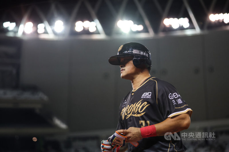 中華職棒味全龍隊老將「大師兄」林智勝(圖)引退系列賽首戰5日登場,未敲出安打,終場龍隊以3比1擊敗台鋼雄鷹拿勝。中央社記者翁睿坤攝 114年9月5日