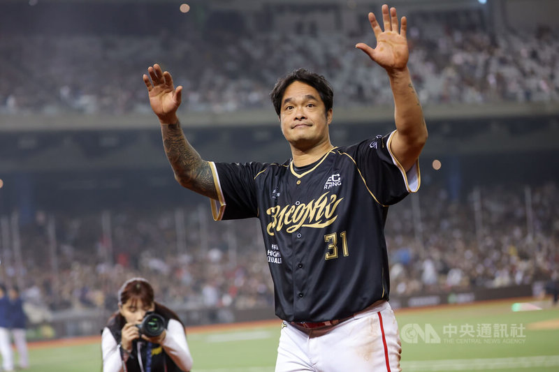 中華職棒味全龍隊5日起連續3天在台北大巨蛋為「大師兄」林智勝(前)舉辦引退系列賽,首戰由龍隊搶勝,賽後林智勝揮手向球迷朋友致意。中央社記者翁睿坤攝 114年9月5日