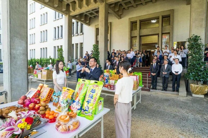 外交部長林佳龍於5日中元節前夕率領外交部人員舉行普渡祈福儀式，祈願外交業務推展順利。（外交部提供）中央社記者楊堯茹傳真 114年9月5日