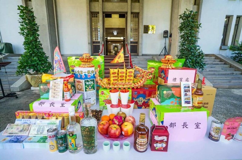 外交部於5日中元節前夕舉行普渡祈福儀式,友邦和友好國家也提供了貝里斯辣椒醬、立陶宛巧克力、巴拉圭牛肉、瓜地馬拉咖啡等參祭。(外交部提供)中央社記者楊堯茹傳真 114年9月5日