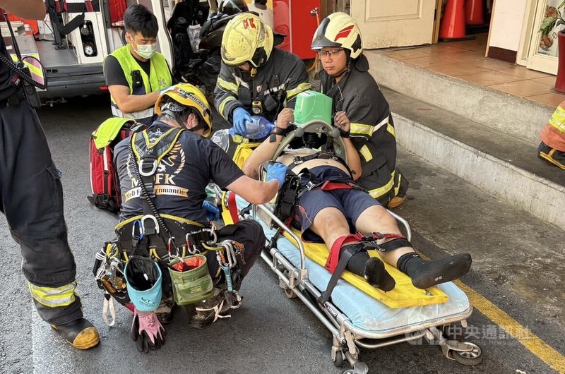 新北市消防局表示,中和區建八路有工人從電梯井跌落1樓電梯車廂上方,被救出時已無呼吸心跳,送衛生福利部雙和醫院急救。(翻攝照片)中央社記者黃旭昇新北傳真 114年9月5日