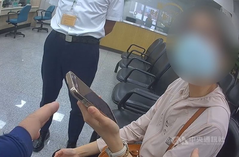 台中陳姓女子(右)日前在社群網站參加抽獎活動抽中大獎,要領獎時對方稱帳戶有異,存款要「監管」,她到銀行提款時,行員機警報案,與警方攜手阻詐。(翻攝照片)中央社記者蘇木春傳真 114年9月5日