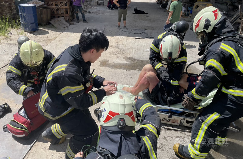 桃園市新屋區一處工廠5日下午發生二氧化碳氣體噴發洩漏事件,68歲王姓老闆下背部、臀部及下肢凍傷,消防人員獲報馳援,將人送醫治療。(翻攝照片)中央社記者葉臻傳真 114年9月5日