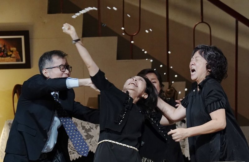 綠光劇團世界劇場推出舞台劇「八月，在我家」，演員王琄（前右起）、姚坤君與朱宏章演出中「打」成一片，以精湛演技詮釋家庭風暴。（綠光劇團提供）中央社記者趙靜瑜傳真  114年9月5日