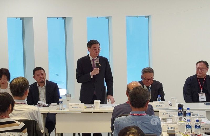行政院長卓榮泰(立者)5日到台中與自行車業者座談交流,聆聽業界意見,期待協助業界在關稅衝擊中數位與綠能轉型。中央社記者蘇木春攝 114年9月5日