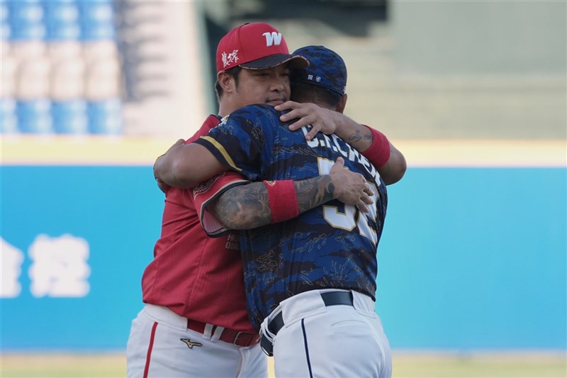 中職味全龍隊「大師兄」林智勝(左)5日起在台北大巨蛋進行引退系列賽,與林智勝當過10年隊友的富邦悍將總教練陳金鋒(右)表示,「他辛苦了。」(富邦悍將提供)