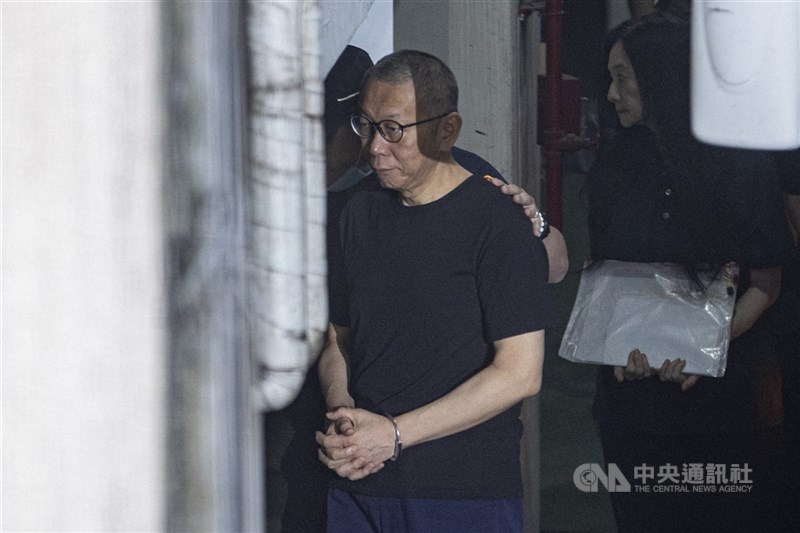 圖為前台北市長柯文哲4日在法警戒護下步入北院。(中央社檔案照片)