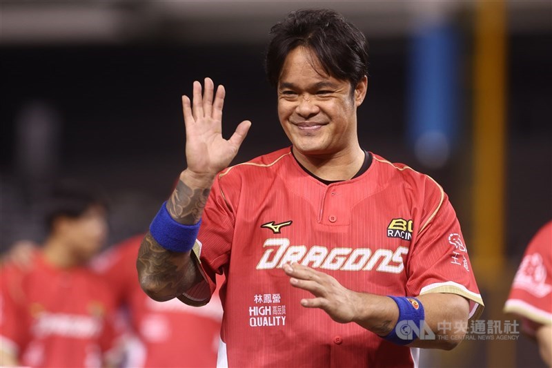 中職味全龍隊43歲野手林智勝引退系列賽,5日首戰對台鋼雄鷹隊,先發打5棒、守一壘。(中央社檔案照片)