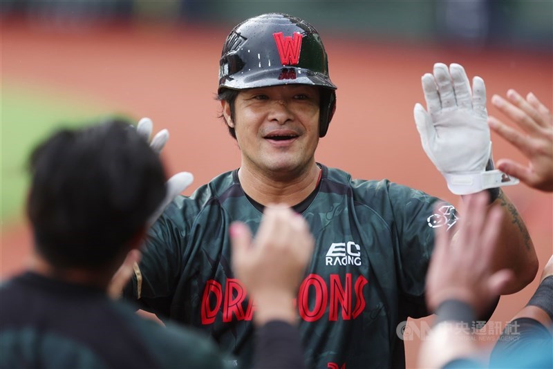 中職味全龍隊43歲野手林智勝引退系列賽,回憶引退年直言「心情像洗三溫暖」,但也知道人生到了不同的階段,看事情的角度要不同。(中央社檔案照片)