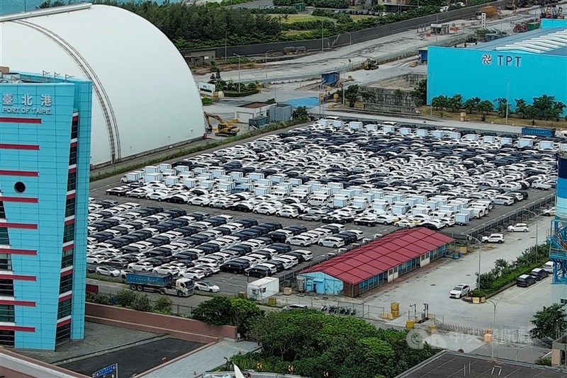 圖為台北港內的停滿進口車。(中央社檔案照片)