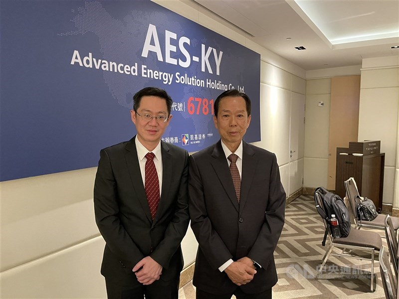 圖為AES-KY董事長宋福祥(右)與總經理宋維哲。 (中央社檔案照片)
