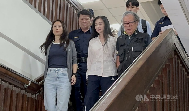 北院審理京華城案,5日裁定國民黨台北市議員應曉薇(前右2)具保停押並實施科技監控,晚間完成配戴電子腳鐐等程序後,應曉薇在律師及親友陪同下離開。中央社記者劉世怡攝 114年9月5日
