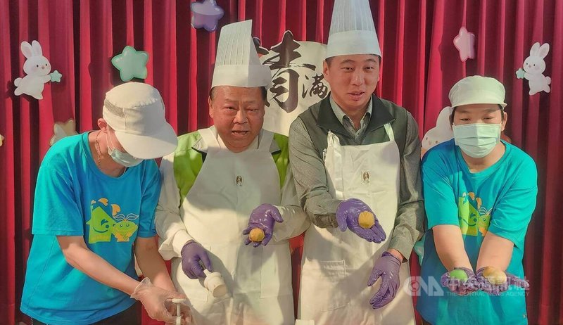 澎湖「魔豆小舖」5日發表中秋節產品,澎湖縣長陳光復(左2)與議長陳毓仁(右2)等人化身代言人,現場製作月餅,並認購以行動支持身障弱勢族群。中央社 114年9月5日