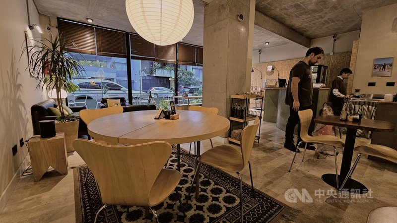 新興的精品咖啡館不只提供飲品,也呈現不同的生活方式與旅遊故事分享,讓「喝一杯」成為社交、探索與美感兼具的文化體驗。中央社記者黃韻如布宜諾斯艾利斯攝 114年9月5日