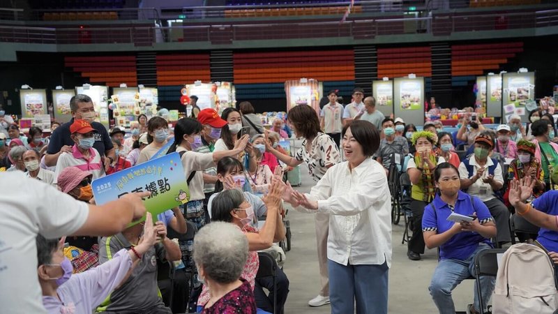 屏東縣政府長照處5日在屏東縣立體育館舉辦「2025屏東樂智嘉年華」,縣長周春米(前白襯衫者)出席,與長輩們近距離聊天、互動。(屏東縣政府長照處提供)中央社記者黃郁菁傳真 114年9月5日