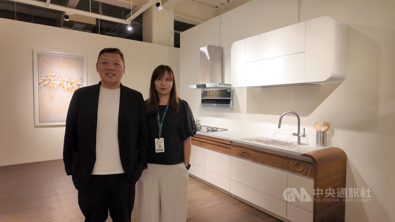 哥德廚具由二代經營團隊接手後,積極推動綠色永續及拓展海外市場,也強化設計開發的能力,如因應高齡化推廣樂齡設計。圖為副總經理蘇政欣(左)及協理洪子婷(右)。中央社記者李宗憲攝 114年9月5日