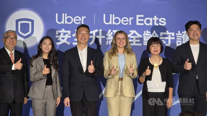 Uber與Uber Eats公布2025全新安全科技與道安教育合作計畫,並宣布推出「Uber年長者帳戶」,Uber Eats台灣總經理李佳穎(左2)、交通部長陳世凱(左3)、Uber台灣總經理楊麗達(右3)同台合影。中央社記者江明晏攝 114年9月5日