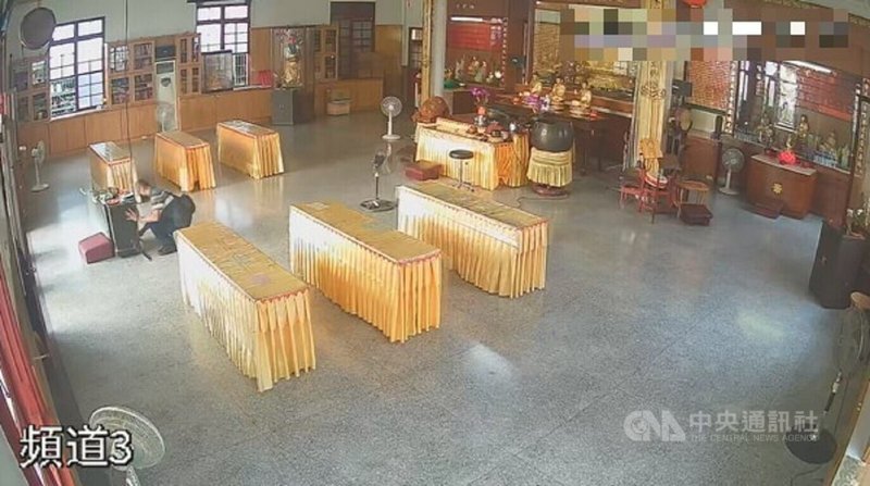 倪姓男子在台中市西區某寺廟前後進出廟內8次鞠躬拜佛、營造「虔誠信徒」假象後,破壞功德箱竊取香油錢逃逸,檢方依加重竊盜等罪嫌起訴。(翻攝照片)中央社記者蘇木春傳真 114年9月5日