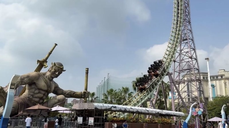 義大遊樂世界4日發生遊樂設施異常狀況，高達60公尺的「極限挑戰」卡在半空中約3分鐘，園方5日說明，設備當時偵測到異常訊號而暫停運行，事後採手動操作讓遊客下來，約15人受影響；將持續加強日常檢測與清潔維護，確保設施在最佳狀態下運行，讓遊客安心體驗。（義大遊樂世界提供）中央社記者林巧璉傳真  114年9月5日