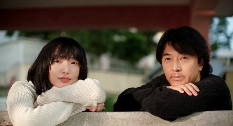 香港奇幻愛情電影「久別重逢」卡司集結演員鄭伊健（右）、蔡思韵（左）等人。蔡思韵表示，跟鄭伊健合作時能感受到對方的魅力。（華映提供）中央社記者王心妤傳真  114年9月5日