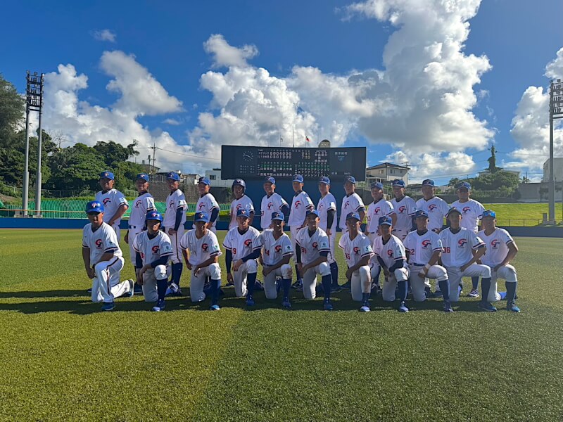 U18世界盃棒球賽台灣隊提前赴日本沖繩備戰,共安排4場練習賽,29日首戰與日本Enagic隊交手,全隊在球場中合影留念。(中華民國棒球協會提供)