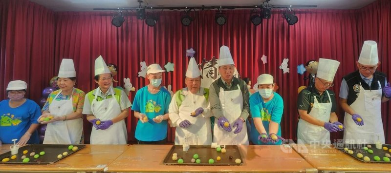 澎湖「魔豆小舖」5日發表中秋節產品,澎湖縣長陳光復(中)、議長陳毓仁(右4)等人化身烘焙師,現場體驗製作月餅,氣氛熱絡。中央社 114年9月5日