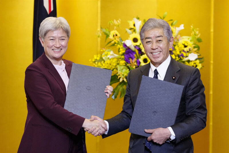 日本與澳洲「外交國防2加2」會談5日在東京舉行,日本外務大臣岩屋毅、澳洲外交部長黃英賢握手合影。(共同社)
