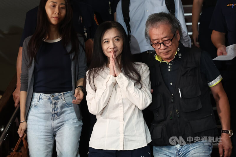 國民黨台北巿議員應曉薇(中)因涉京華城案遭羈押,5日晚間順利完成交保手續,在律師及親友陪同下離開台北地方法院,離去過程中雙手合掌,並未表示任何意見。中央社記者王騰毅攝 114年9月5日