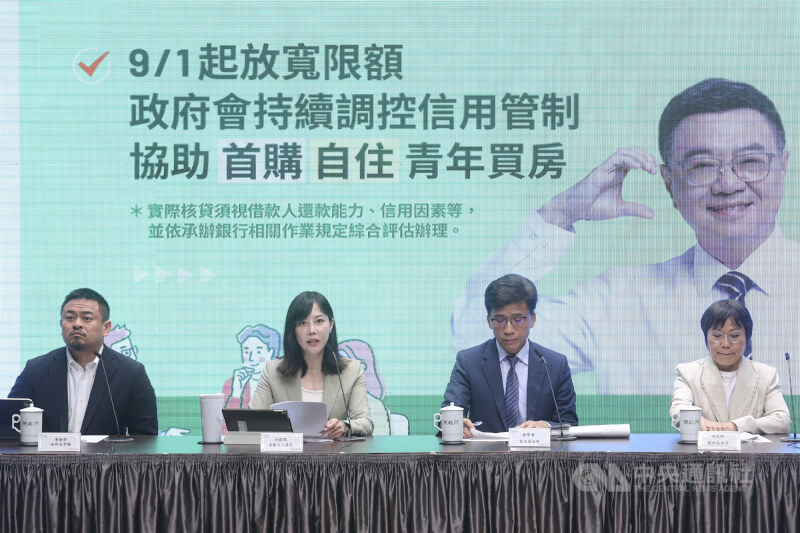 行政院4日舉行院會後記者會,說明青年優先三重奏相關政策。中央社記者鄭清元攝 114年9月4日