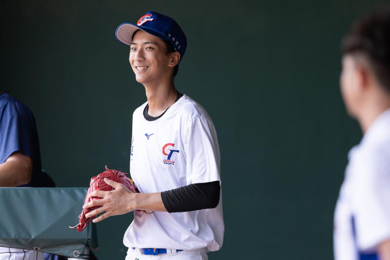 U18世界盃棒球賽5日開打,台灣隊首戰與中國隊交手,推出左投鍾亦恩(前)先發。(棒協提供)