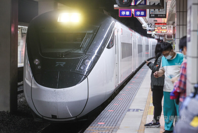 圖為台鐵一列自強號列車駛入台北車站。(中央社檔案照片)